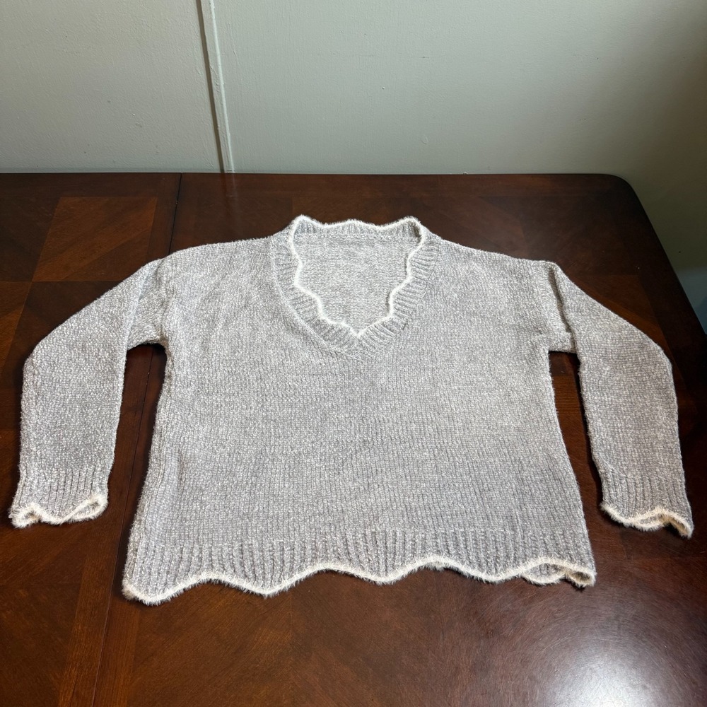 Women's Gray Chenille V-Neck Sweater‎ Scalloped Hem Eyelash Trim Soft cozy